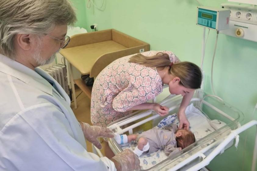 Свердловские врачи спасли крошечного малыша весом всего 1600 грамм, который родился на 34 неделе  | На Урале медики спасли малыша весом 1600 грамм с врожденным пороком развития ЖКТ