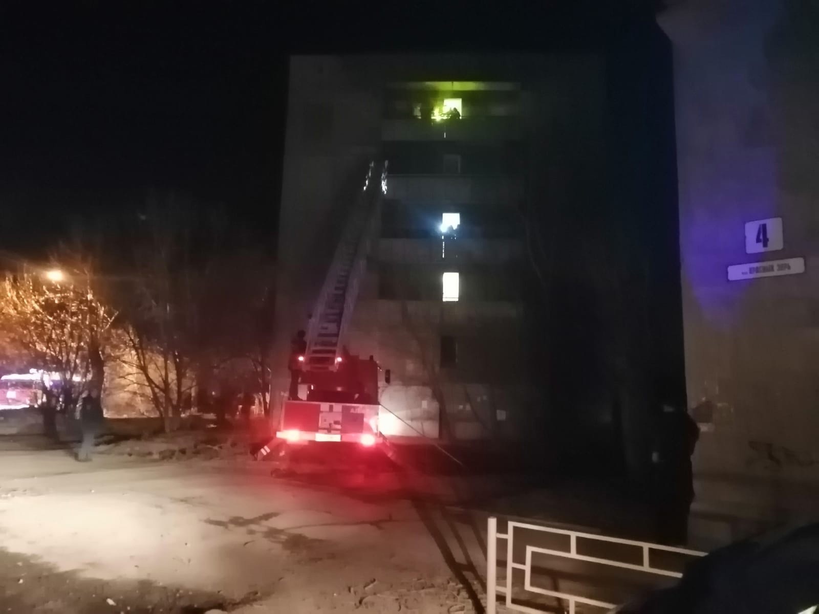 Ночью в Нижнем Тагиле произошел пожар в жилом доме | В пятиэтажке в Нижнем Тагиле произошел пожар