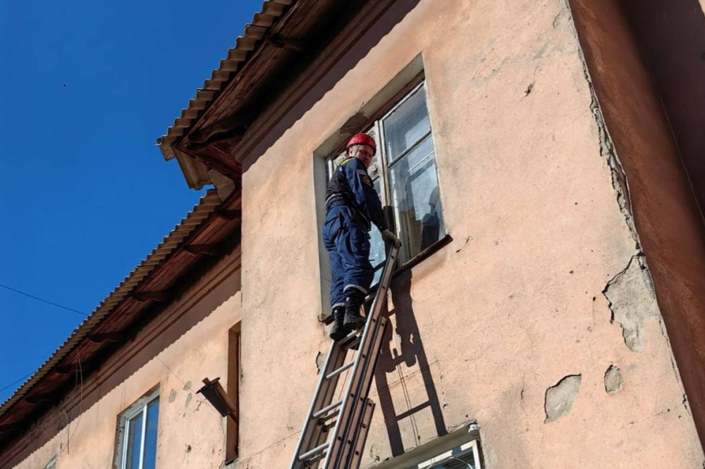 В Нижнем Тагиле спасатели помогли женщине, которая со сломанной ногой оказалась взаперти в своей квартире | На Урале женщина сломала ногу и не могла выбраться из собственной квартиры