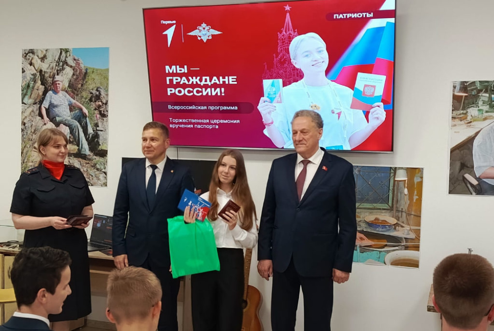 15 тагильских подростков получили паспорта в музее «Тагильский поднос» — глава города поздравил школьников | В Нижнем Тагиле школьникам вручили первые паспорта