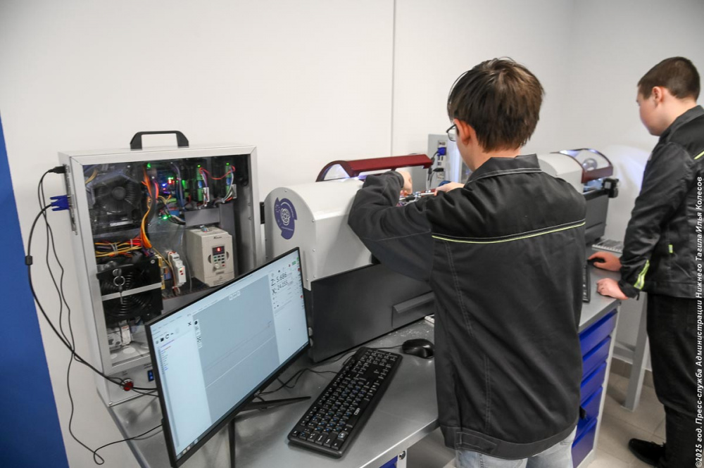 «Уралвагонзавод» трудоустроит 50 тагильчан, которые получат образование в новой мастерской | На Урале создали новое образовательное пространство для будущих работников завода