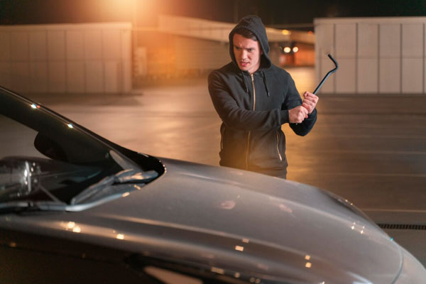 «Вытащили аккумулятор и фары»: в Нижнем Тагиле продолжают орудовать автовандалы | В Нижнем Тагиле вандалы вскрывают машины на парковках