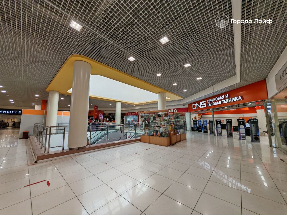 Ночной забег в ТЦ VEER: сотни екатеринбуржцев пробежали по этажам под музыку | Спортивный фестиваль ночью в Екатеринбурге: забег по ТЦ с лекциями и музыкой