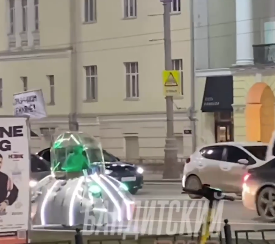 На Урале сотрудники ГИБДД остановили летающую тарелку. Видео | На Урале летающую тарелку с инопланетянином остановили для проверки документов. Видео