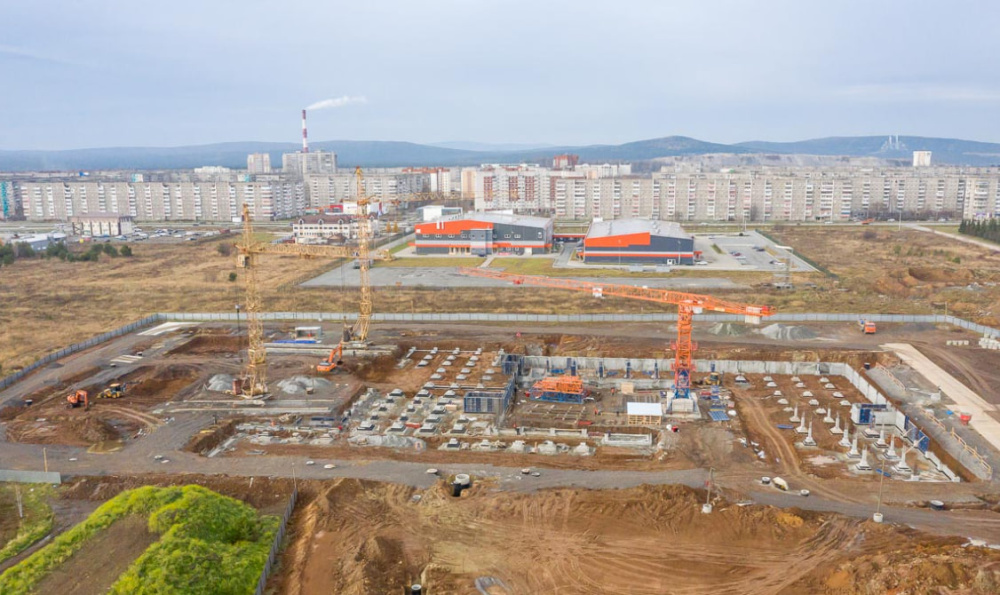 В Нижнем Тагиле строится новая школа на 1200 мест: как продвигается возведение образовательного комплекса | В Нижнем Тагиле возводят современную школу с футбольным полем и теннисным кортом