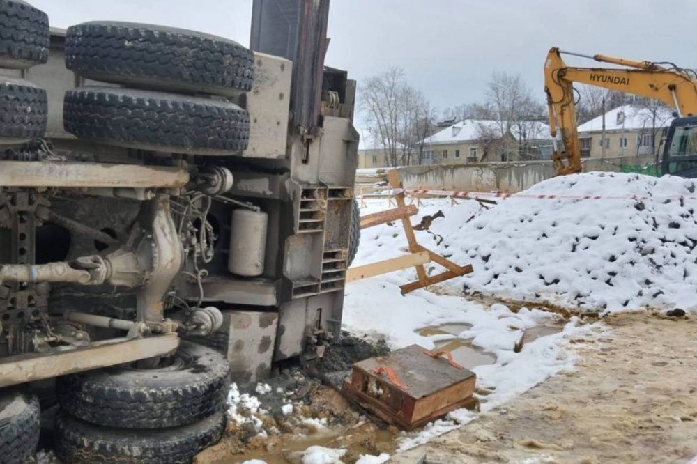 В Свердловской области строительный кран упал на рабочего: есть погибший и пострадавший | На Урале рабочий погиб из-за обрушения строительного крана