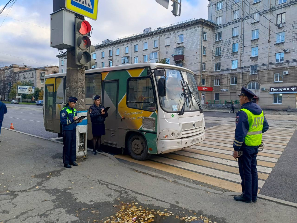 Автобус сбил женщину на остановке в Нижнем Тагиле  | В Нижнем Тагиле автобус сбил женщину 