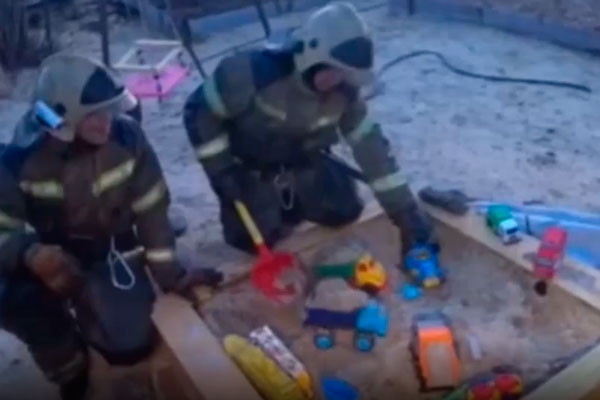 Играющие в песочнице после работы уральские пожарные умилили пользователей Сети