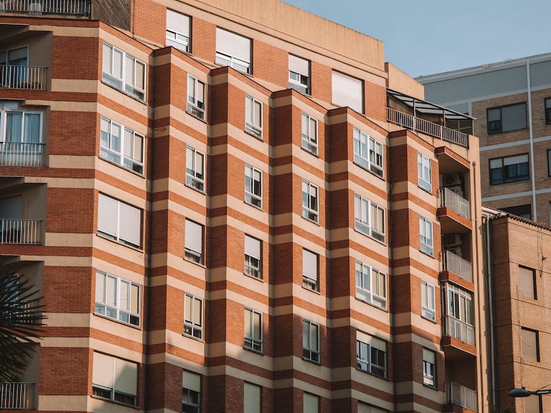 70 домов в Нижнем Тагиле сменили управляющую компанию: почему «Укико» лишили лицензии и кто теперь обслуживает жильцов | В Нижнем Тагиле 70 домов перешли под управление новой компании