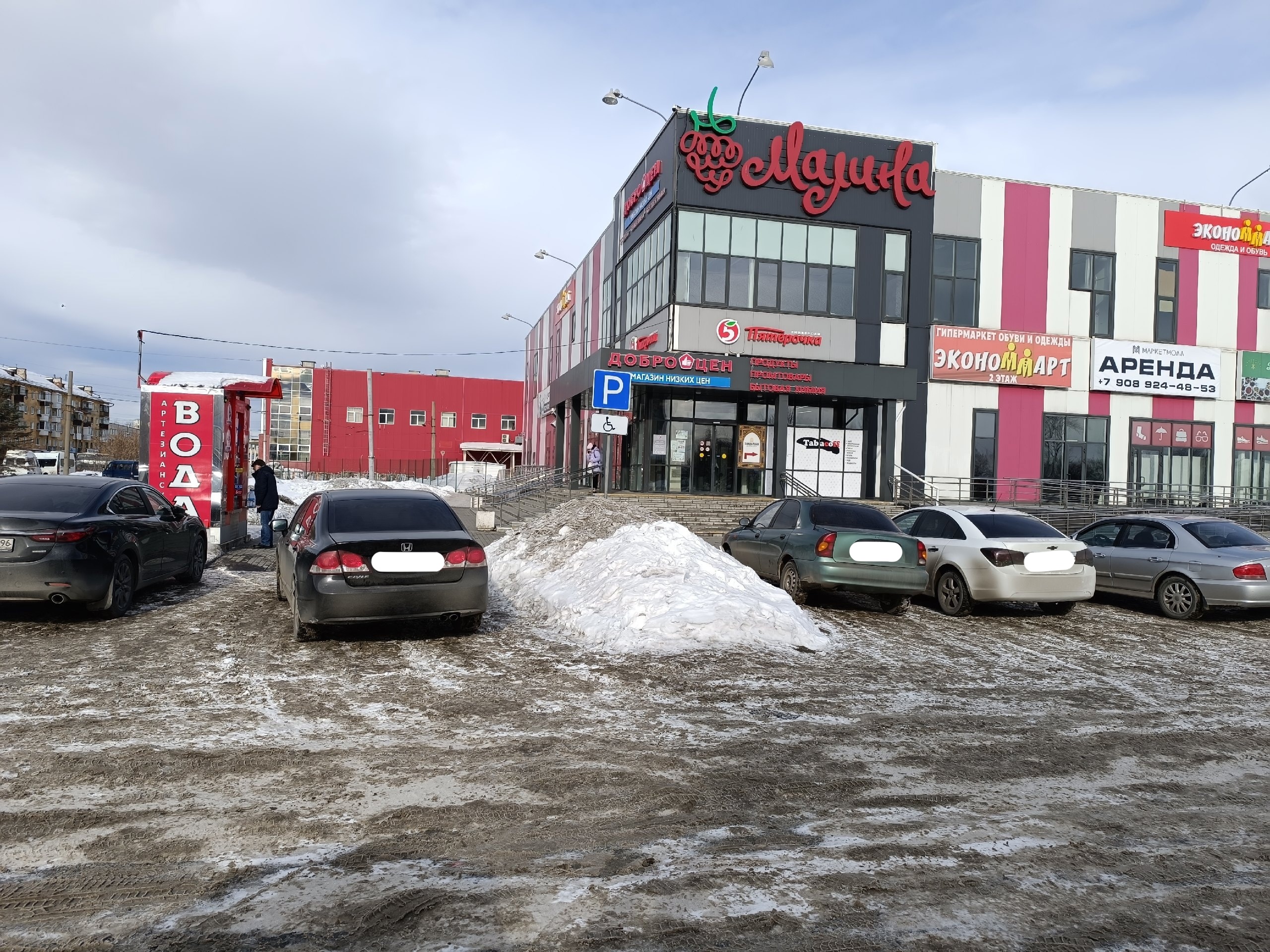 Тагильчане пожаловались на кучи снега на парковочных местах для инвалидов