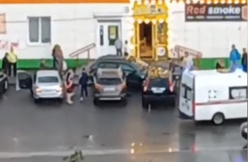 На парковке в Нижнем Тагиле женщина за рулём перепутала педали и разбила четыре машины | В Нижнем Тагиле Skoda врезалась в три авто на парковке — водитель перепутала педали