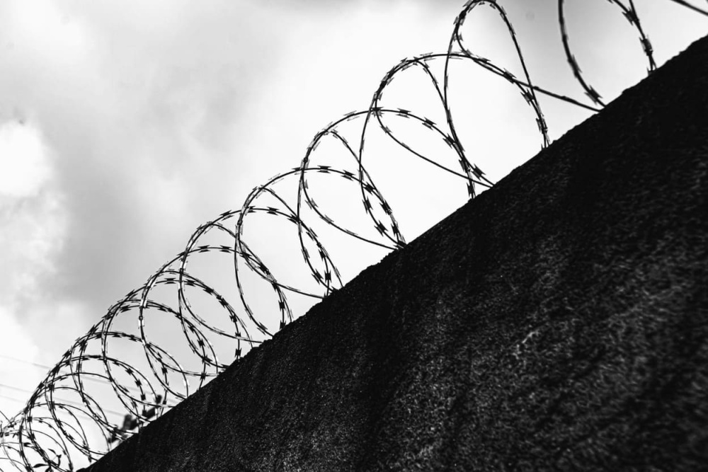 Передавал запрещённые предметы: сотрудник колонии в Нижнем Тагиле сам попал за решётку | Сотрудник колонии в Нижнем Тагиле сам попал за решётку