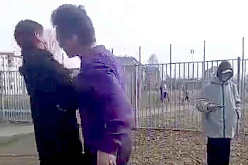 Учитель ОБЖ спас своих учеников от надоедливого посетителя во время урока: пример правильного поведения