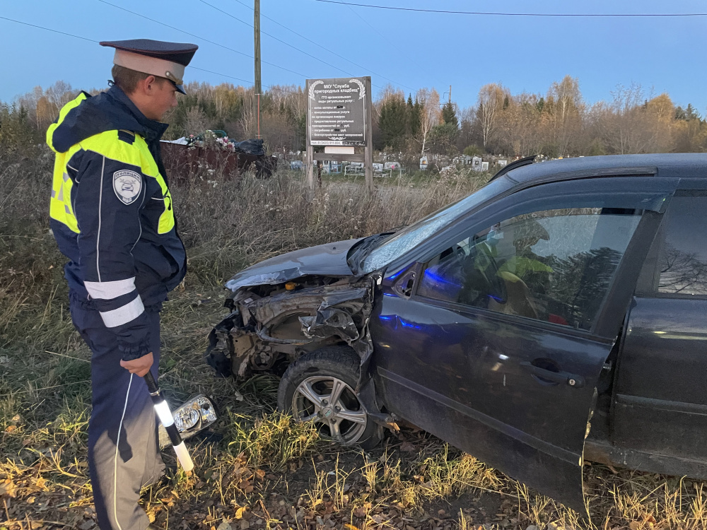 Под Нижним Тагилом произошло ДТП, в котором пострадали двое человек | На Урале мотоциклист столкнулся с автомобилем на встречной полосе