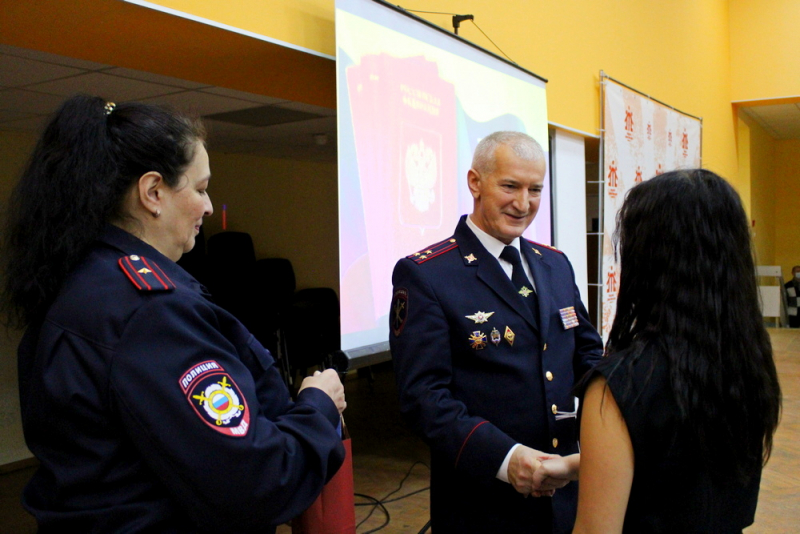 В Нижнем Тагиле при участии Общественного совета сотрудники полиции торжественно вручили первые паспорта юным тагильчанам В Нижнем Тагиле при участии Общественного совета сотрудники полиции торжественно вручили первые паспорта юным тагильчанам