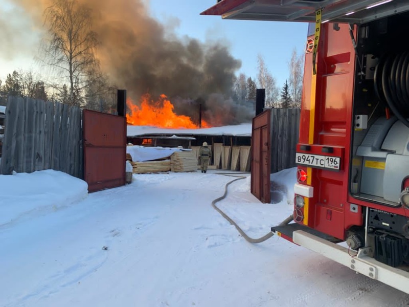 Утром в Тагиле случился крупный пожар в производственном здании