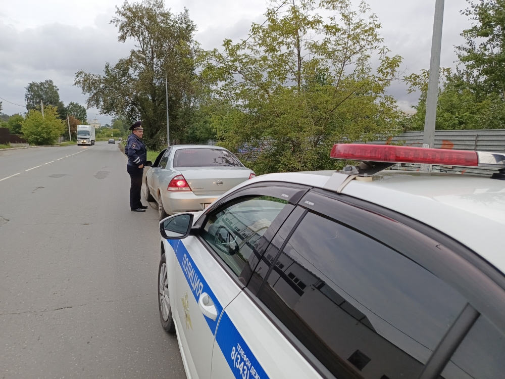 В Нижнем Тагиле сотрудники Госавтоинспекции проводят рейд в выходные | На Урале сотрудники ГИБДД проводят рейды