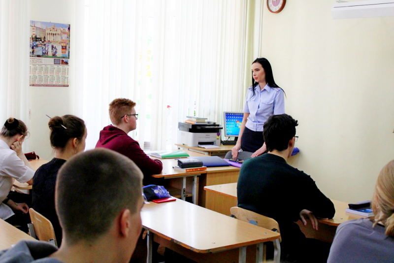 Сотрудники Нижнетагильской полиции провели профориентационные уроки среди будущих выпускников школ