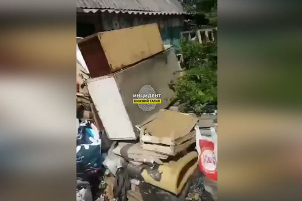 В Нижнем Тагиле женщина устроила свалку из мусора на одном из участков В Нижнем Тагиле женщина устроила свалку из мусора на одном из участков