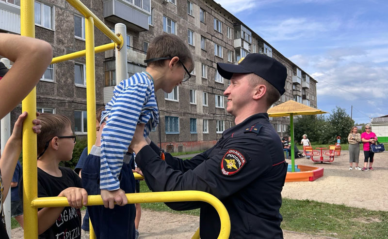 Зарядка, оружие и патрульная машина: как полицейские встретились с детьми | В Нижнем Тагиле дети сделали зарядку вместе с полицейскими