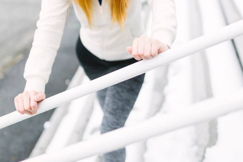 Тагильчанка получит более 700 тысяч рублей компенсации за травму на неубранном крыльце | Управляющая компания выплатит жительнице Урала 727 тысяч рублей компенсации за травму  