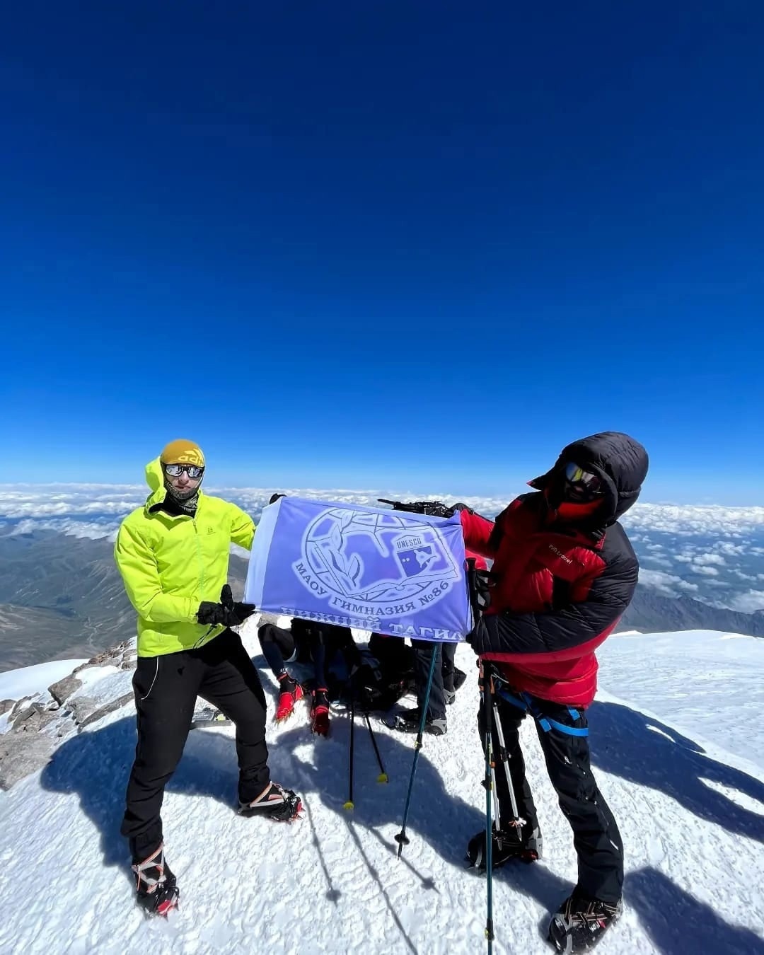 Флаг нижнетагильской гимназии на вершине Эльбруса Флаг нижнетагильской гимназии на вершине Эльбруса