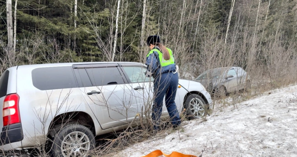 Трос под колесо и известь на дороге: как буксировка привела к массовой аварии с четырьмя машинами под Нижней Турой | На Серовском тракте произошла массовая авария из-за буксировки