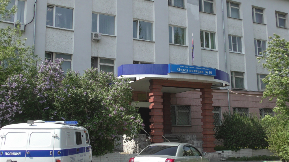 В Нижнем Тагиле женщина из ревности подожгла автомобиль | На Урале задержали женщину, совершившую поджог автомобиля