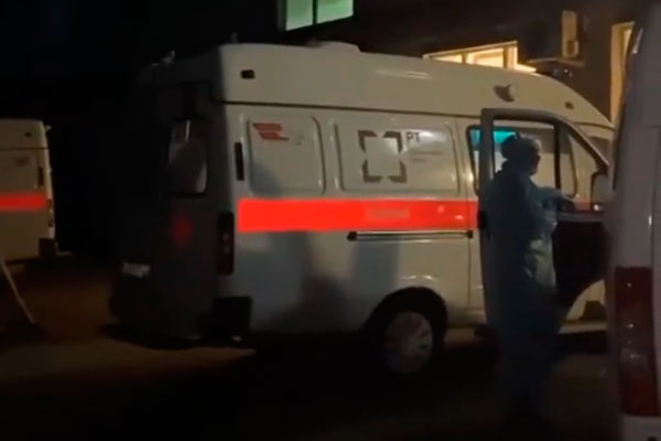 У больницы в Нижнем Тагиле три дня очереди из машин скорой помощи. Чиновники перестали информировать население