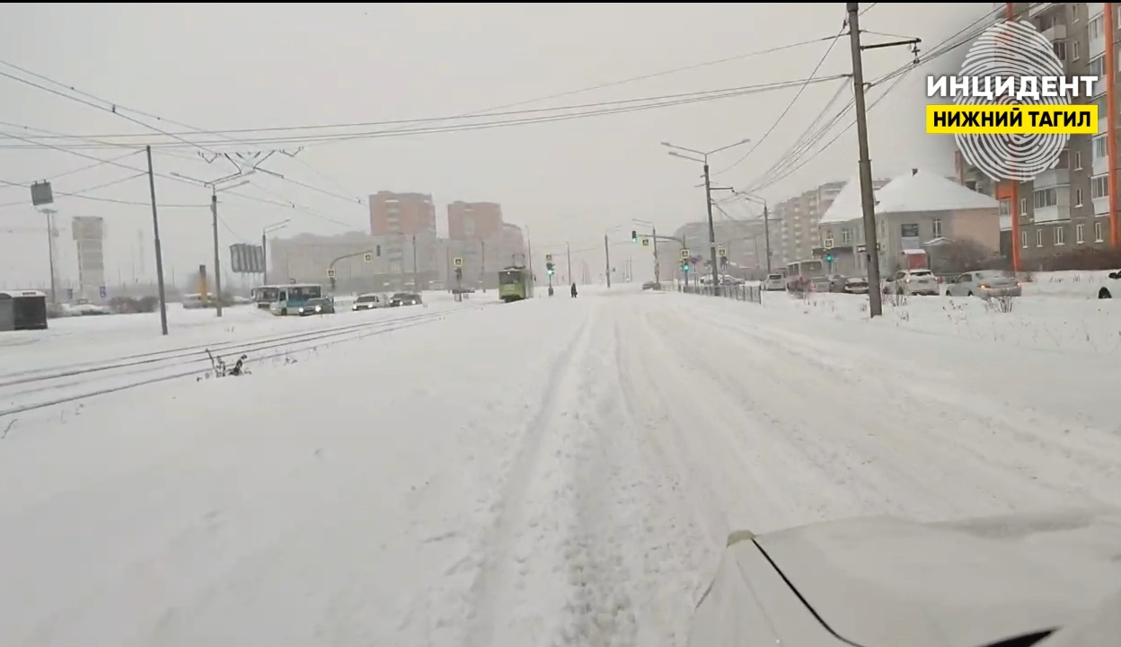 «Надо снегоходы покупать» — тагильчане жалуются на заваленные снегом улицы