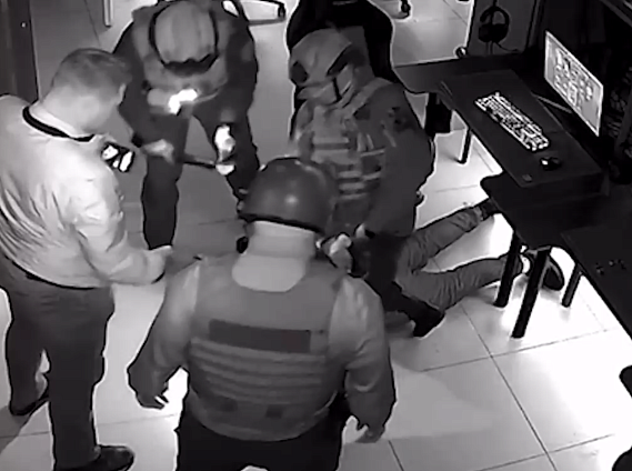 Подробности спецоперации в компьютерном клубе Нижнего Тагила | Спецоперация в Нижнем Тагиле: скрученного геймера подозревают в грабеже, а не в играх