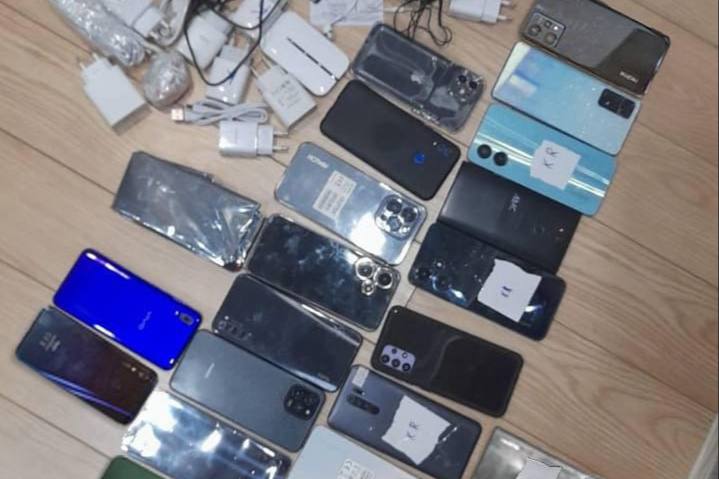 Осужденным из тагильской колонии ИК-5 пытались доставить мобильные телефоны | На Урале в колонию пытались передать телефоны и сим-карты