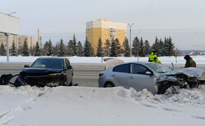 В Нижнем Тагиле KIA Rio столкнулся с Honda и Audi: пострадали четыре человека | ДТП в Нижнем Тагиле: KIA Rio выехал на встречку, пострадали четверо