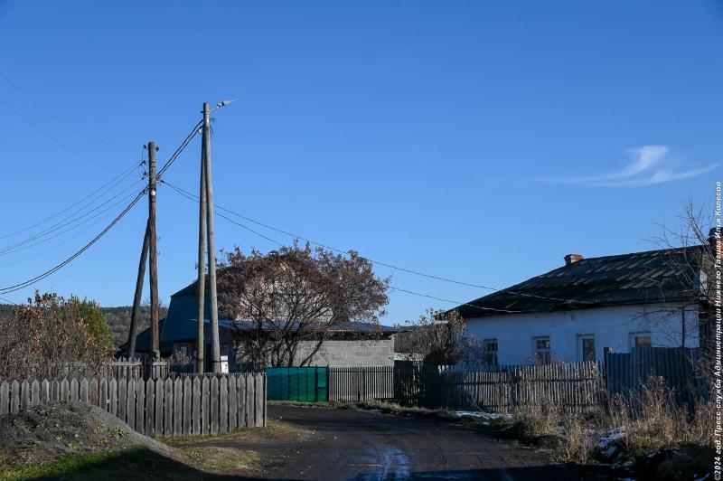 Дали свет: в поселке под Нижним Тагилом завершились работы на линиях электропередач | Жителям поселка Евстюниха Свердловской области наладили освещение на улицах