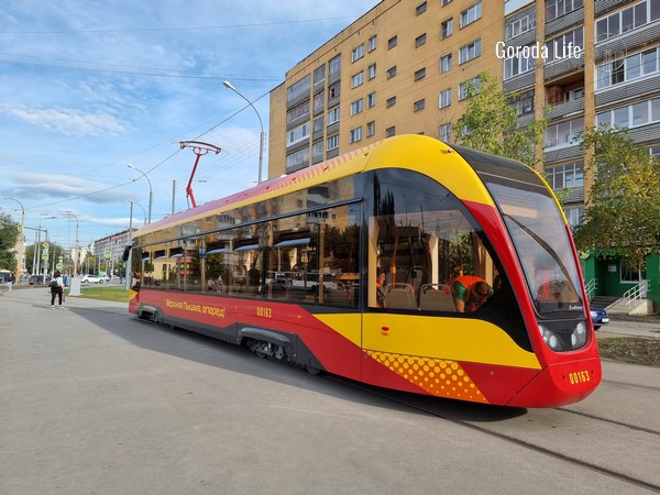 В Нижнем Тагиле временно остановили трамвайное движение из-за падения опоры на трамвай | На Урале электрическая опора упала на трамвай с пассажирами