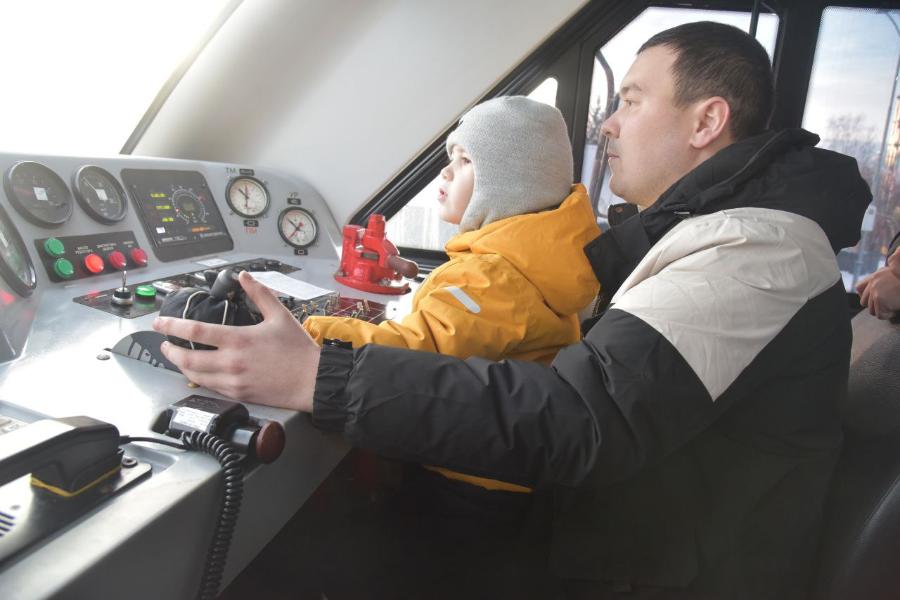 На Урале исполнили мечту дошкольника: мальчик попробовал себя в роли машиниста | Мечту юного свердловчанина исполнили в рамках акции «Елка желаний»