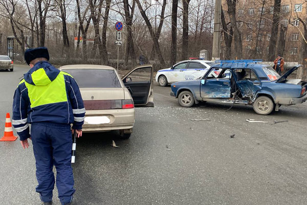 В Нижнем Тагиле столкнулись два автомобиля "ВАЗ". Пострадал ребёнок | На Урале в ДТП пострадал 4-летний мальчик
