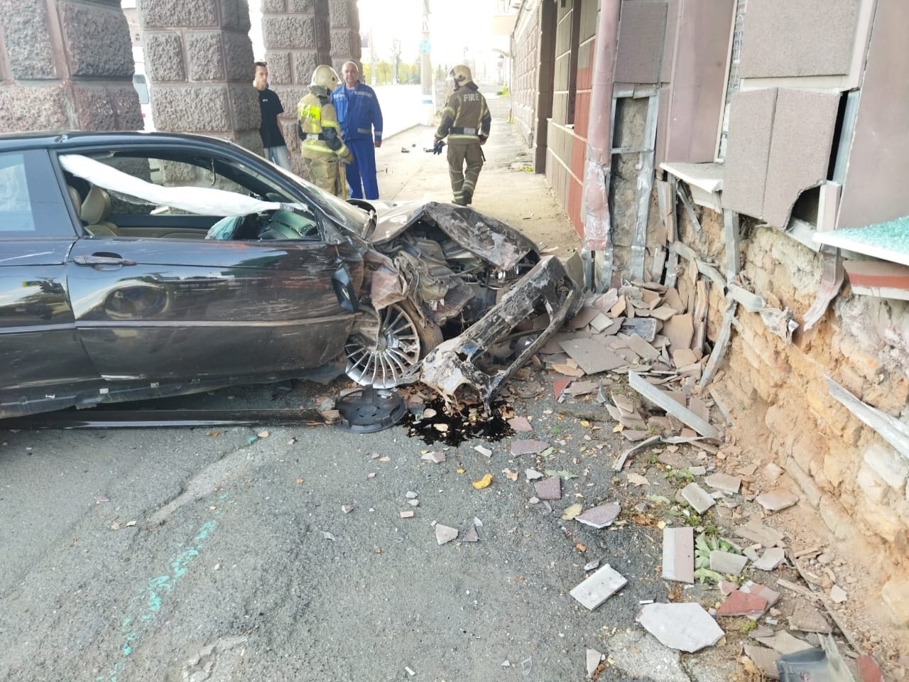 Водитель BMW протаранил стену гостиницы в Нижнем Тагил