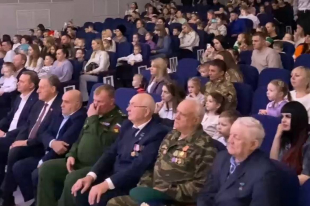 В Нижнем Тагиле медали за героизм отцов получили 209 детей  | На Урале детям участников СВО вручили награды за героизм отцов 