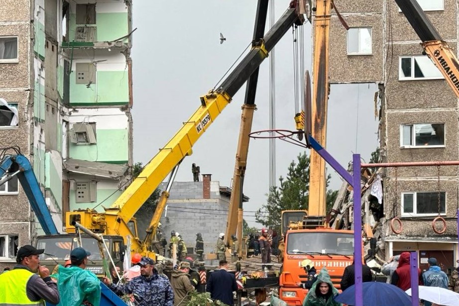 Спасатели достали тело семилетнего мальчика из-под завалов рухнувшей многоэтажки | Сотрудники МЧС извлекли тело мальчика из-под завалов в Нижнем Тагиле