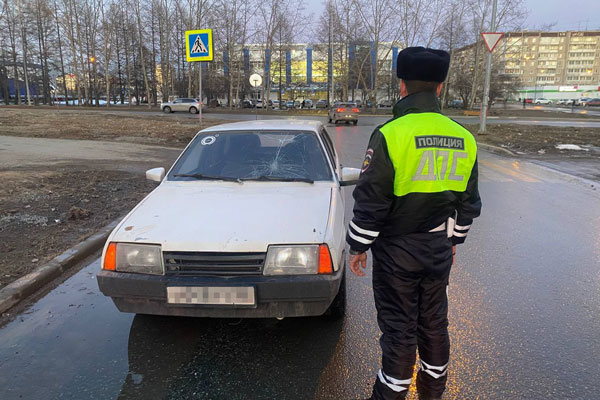 Молодой водитель "ВАЗ-21093" не заметил девушку на пешеходном переходе: "Солнце ослепило меня!" | В Нижнем Тагиле 18-летний водитель сбил девушку на переходе