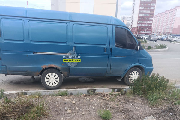 Припаркованная в одном из дворов Нижнего Тагила Газель вызывает беспокойство жителей из-за утечки топлива Припаркованная в одном из дворов Нижнего Тагила Газель вызывает беспокойство жителей из-за утечки топлива