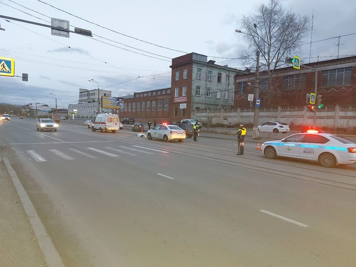 Трагическая авария в Нижнем Тагиле: Водитель на Lada Granta проехал на красный свет и сбил пешехода