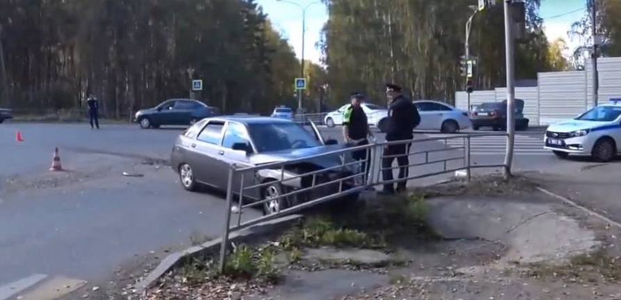 В Нижнем Тагиле произошло ДТП: в автомобиле находился 3-летний ребенок | На Урале произошло дорожное происшествие с пострадавшими 