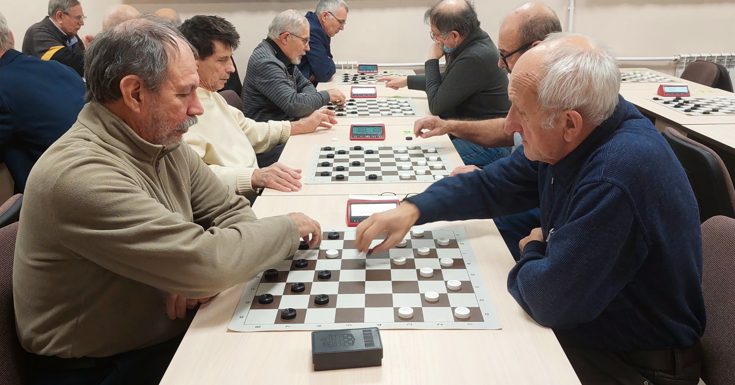 Спартакиада в Дзержинском районе: Ветераны сражаются за шашечные трофеи