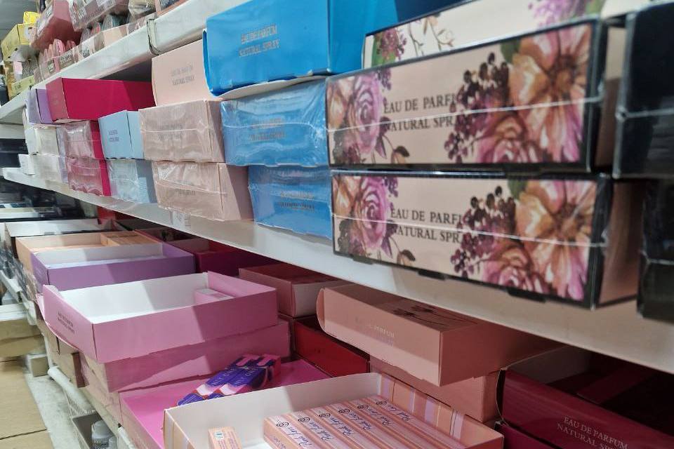 Свердловчан уберегли от небезопасного парфюма: из продажи изъяли три тысячи флаконов | На Урале у бизнесменов изъяли три тысячи флаконов нелегального парфюма