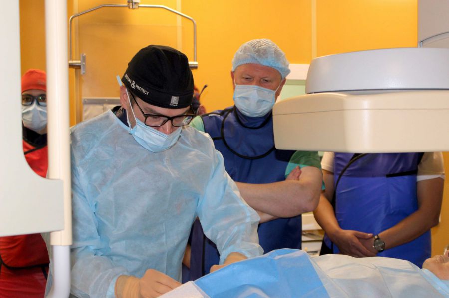 Хирурги Нижнего Тагила освоили технологию стентирования сонных артерий | На Урале медики успешно провели первые пять внутрисосудистых операций