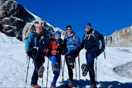 После выхода на пенсию тагильчанка исполнила свою мечту и поднялась к подножию Эвереста | Группа из четырех уральцев поднялась к подножию Эвереста