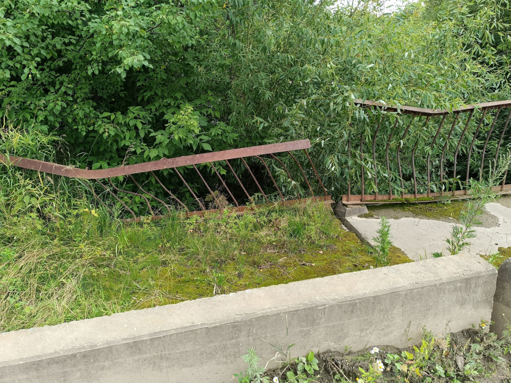 Общественники Нижнего Тагила негодуют из-за аварийного моста в селе Петрокаменское | Под Нижним Тагилом в селе Петрокаменское необходим ремонт аварийного моста