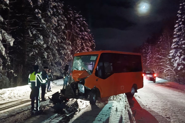 Под Нижним Тагилом в ДТП с погрузчиком попал автобус. Один пассажир получил травмы